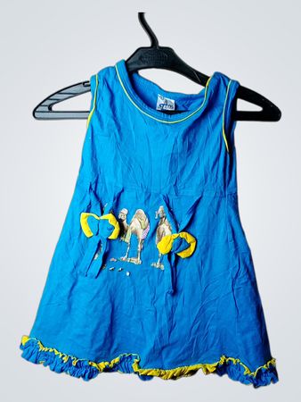 Blaues ärmelloses Kleid mit Kamel-Applikation
