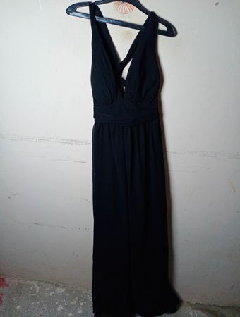 Schwarzes Maxikleid mit Neckholder-Ausschnitt