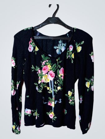 Schwarzes langärmeliges Oberteil mit Blumenmuster