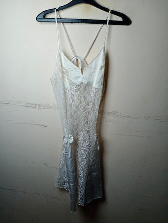 Spitzen-Unterkleid aus weißer Spitze
