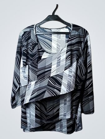 Schwarz-weiß gemusterte Bluse