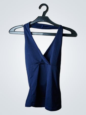 Blaues Neckholder-Top
