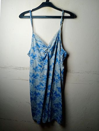 Janina Slipkleid mit blauem Blumenmuster und Spitzenbesatz