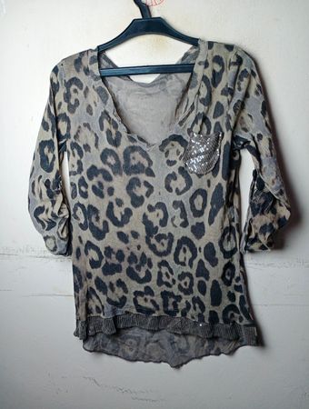 Leoprint-Oberteil mit Pailletten-Tasche