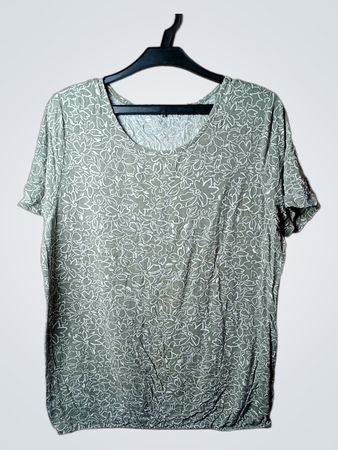 Grünes T-Shirt mit Blumenmuster