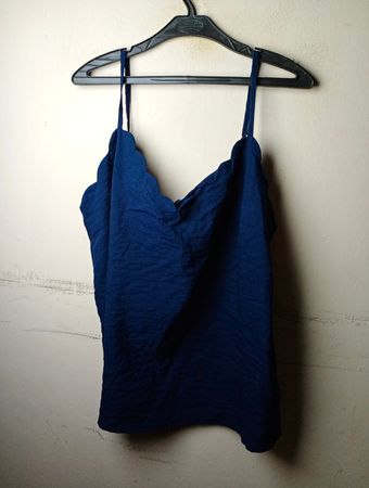Blaue Camisole mit gezacktem Saum