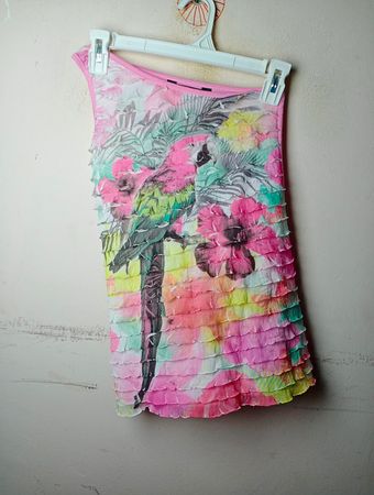 Mädchen-Top mit Rüschen und Papageien- und Blumenmuster