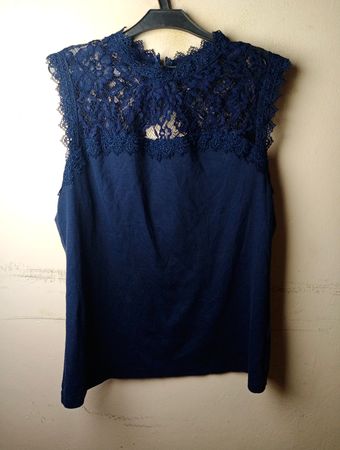 Orsay marineblaues Spitzen-Top mit hohem Halsausschnitt und ärmellos