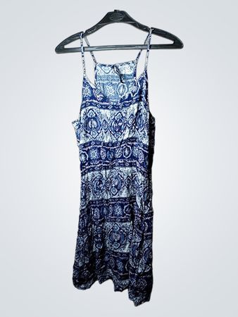 Blau-weiß gemustertes Sommerkleid