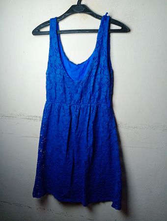 Blaues Spitzenkleid