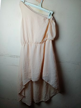 Beiger One-Shoulder-Kleid mit asymmetrischem Saum