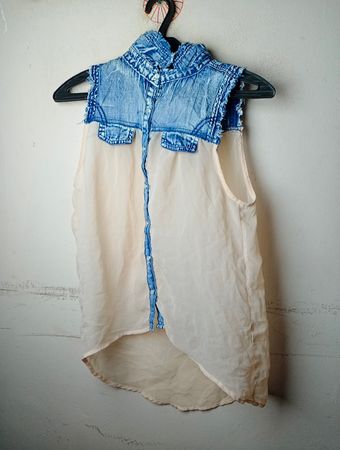 Ärmellose transparente Bluse mit Denim-Kragen