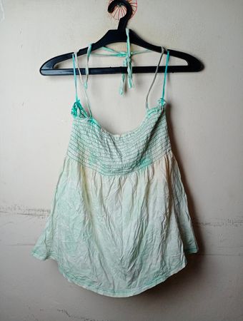 Gerüschtes Neckholder-Top