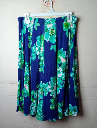 Blauer Rock mit Blumenmuster