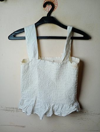 UNIQLO Weißes gerüschtes Crop-Top