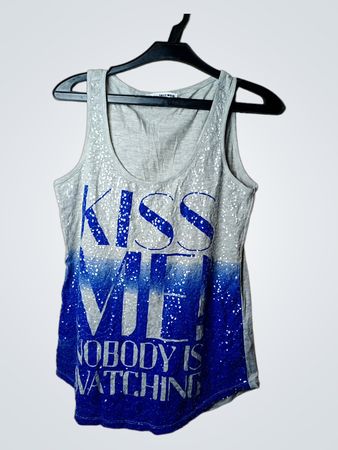 Graues Tanktop mit Aufdruck „Kiss Me Nobody Is Watching“ und blauen Pailletten