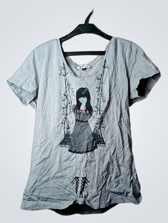 Kwoman graues T‑Shirt mit Mädchen auf Schaukel Grafik