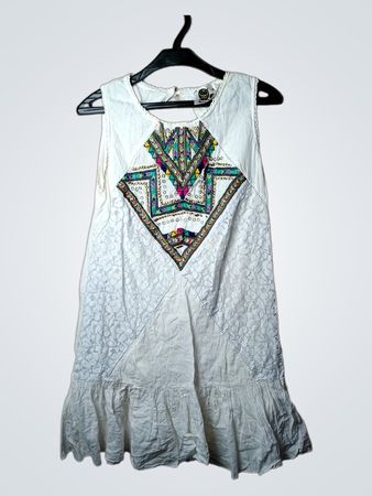 Goldie White besticktes Kleid