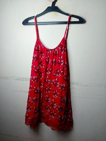 Rotes Kleid mit Blattmuster und Spitzenbesatz