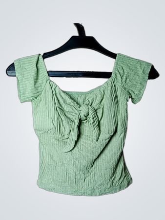 Grünes, vorne gebundenes Rippoberteil