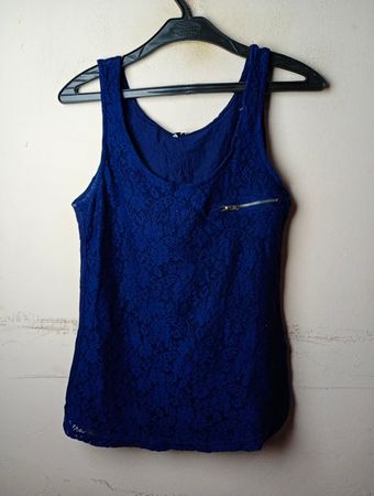 Blaues Spitzentanktop mit Reißverschlussdetail