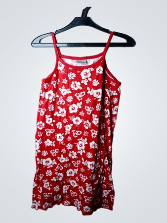Rotes Blumenkleid mit Muster