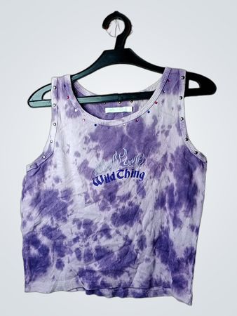 Lila Batik-Top ohne Ärmel mit „Wild Thing“-Grafik