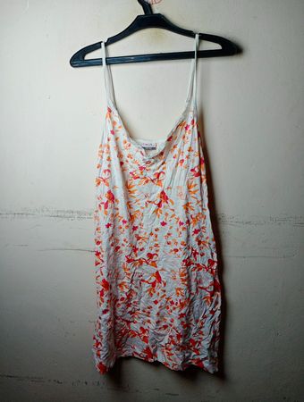 Weißes Spaghetti-Trägerkleid mit floralem Muster