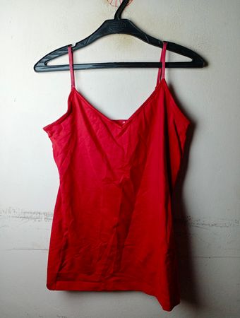 Rotes Spaghettiträger-Camisole