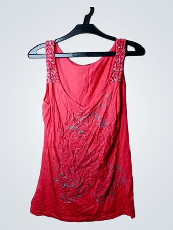 Rotes Tanktop mit Blumenmuster