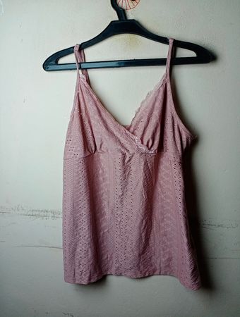 Rosa Camisole mit Spitzenbesatz