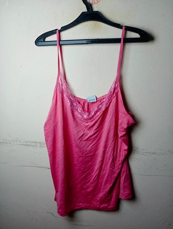 Rosa Camisole mit Spitzenbesatz