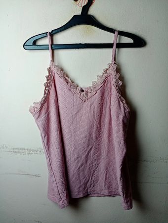 Rosa Spitzeverzierte Camisole