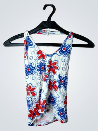 Weißes Tanktop mit rotem und blauem Blumenmuster