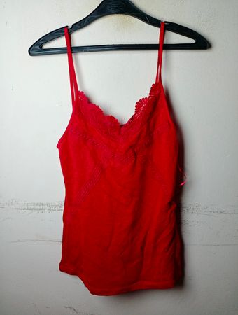 ANNA FIELD Rotes Spitzenbesatz-Cami-Top