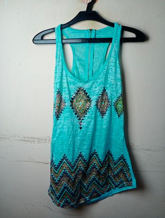 Türkisfarbenes Tanktop mit geometrischem Muster und Verzierungen