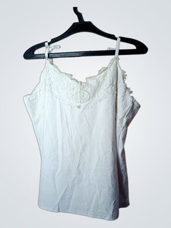 Weiße Camisole mit Spitzenbesatz