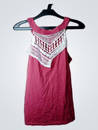 Rosa Tanktop mit Häkelbesatz