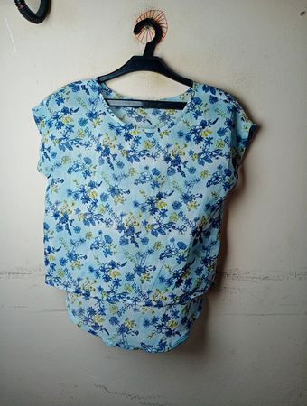 Hellbluse mit blauem Blumenmuster