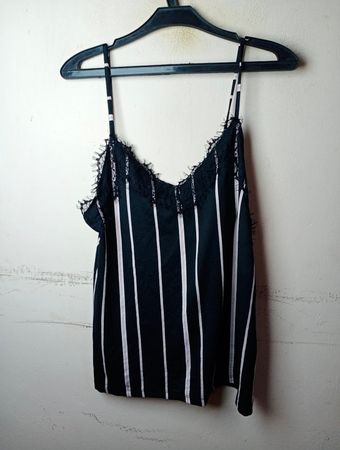 Schwarz-weiß gestreiftes Camisole mit Spitzenbesatz