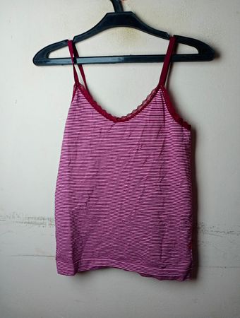 Rosa und lila gestreifte Camisole mit Spitzenbesatz