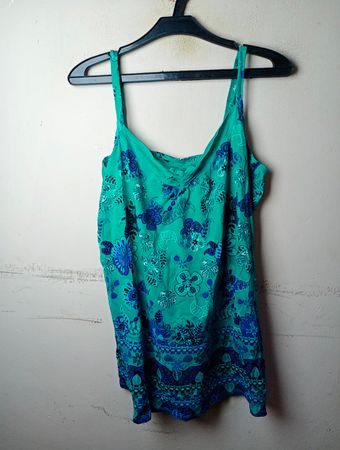 Grünes Tanktop mit blauem Blumenmuster