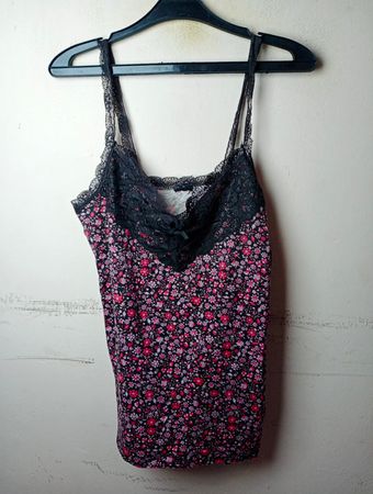 Kamelienmuster-Cami mit Spitzenbesatz