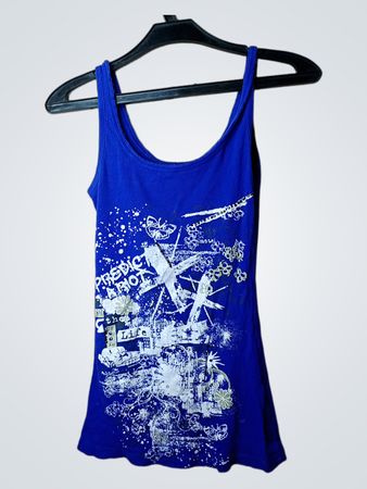Blaues Tanktop mit Grafikdruck