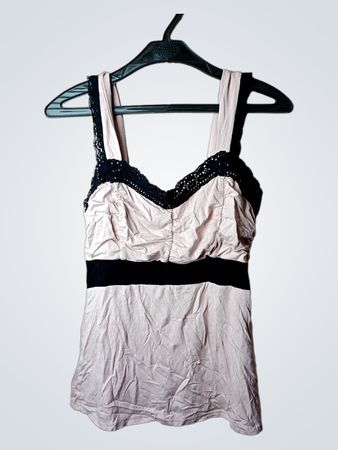 Rosa Camisole mit schwarzer Spitzenverzierung und schwarzem Bund