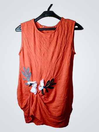 Orangenes ärmelloses Top mit Blumenapplikation