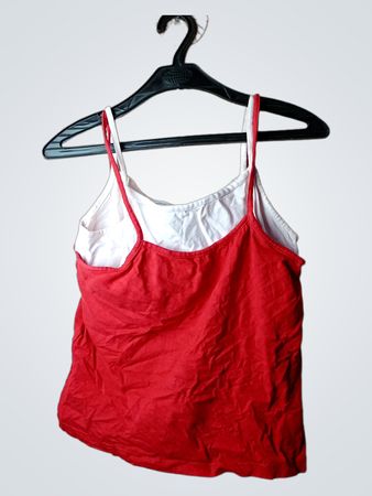 Unmarkiertes rotes Trägertop