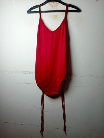 Rotes gerafftes Trägertop mit Kordelzug