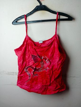 Rotes Trägershirt mit Drachenmotiv