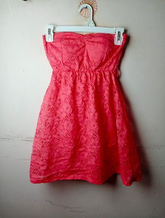 Korallen-spitzen trägerloses Kleid